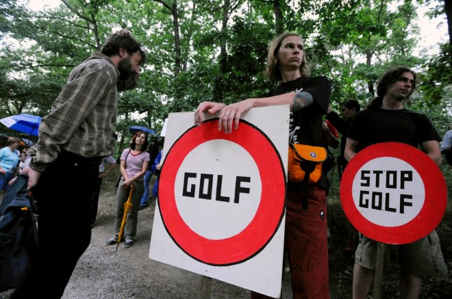 Nastane konečně klid? Bývalý golfový areál v Praze-Klánovicích a plány majitelů na jeho obnovu vyvolaly v roce 2008 protesty místních obyvatel.