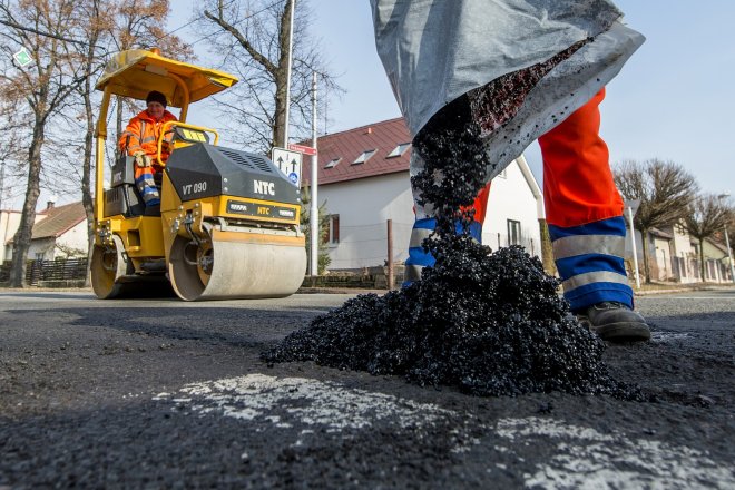Kraje příští rok nedostanou státní příspěvek na opravy silnic druhé a třetí třídy.