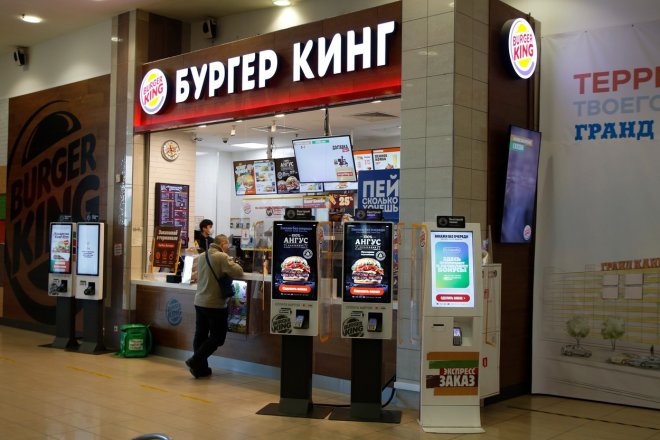 Burger King dál podniká v Rusku, i když jeho majitel slíbil stažení