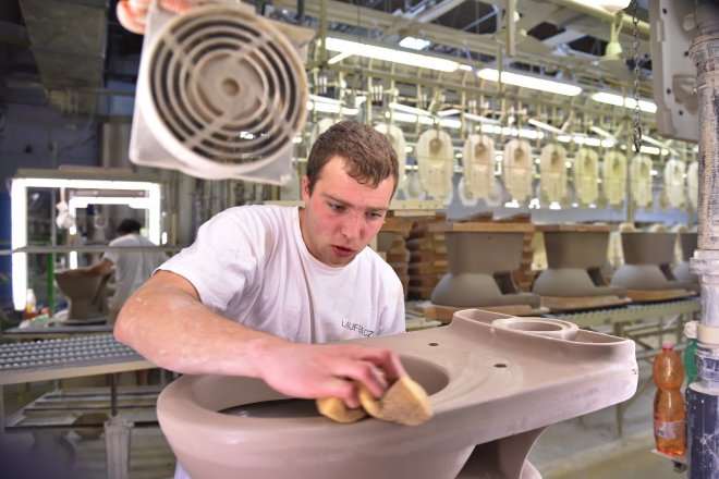 Výrobce sanitární techniky Laufen utlumí výrobu ve Znojmě