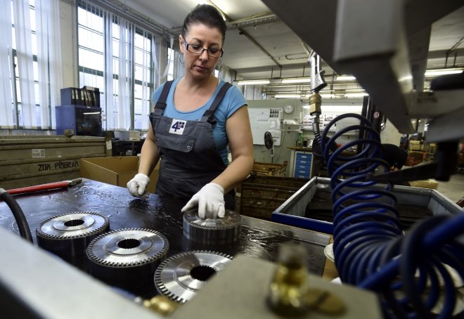 Výrobní inflace jde dolů. Pokles by měl doputovat i na pulty obchodů. Stavebnictví ale trucuje