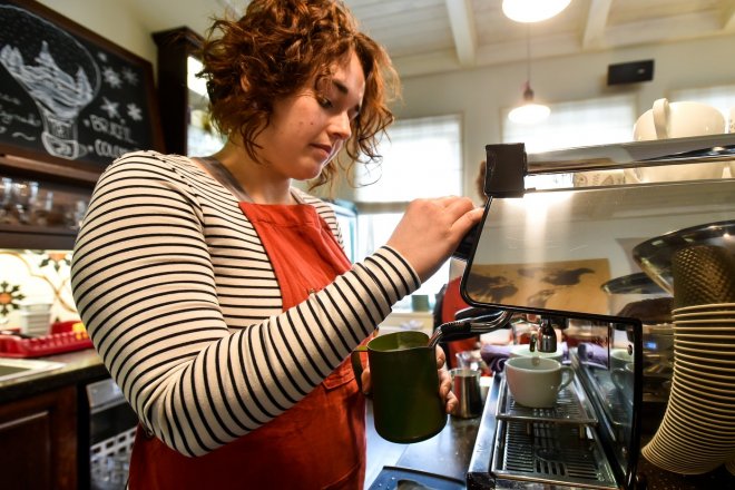 GenZ maká naplno. V Praze je to nutnost, ukazuje průzkum