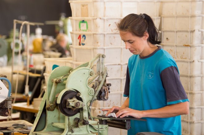 Dělnice pracuje na výrobě boty ve firmě Botas (na snímku z 9. července 2019), která ve Skutči na Chrudimsku funguje 70 let.