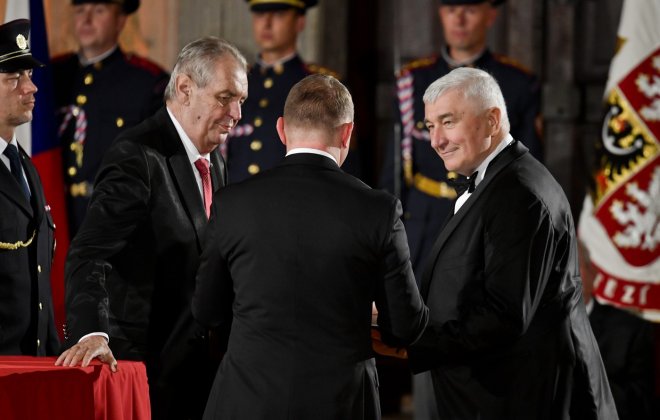 Rudolf Ovčaří v roce 2019 dostal od Zemana státní vyznamenání