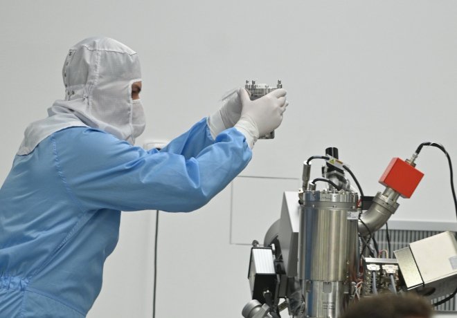 Zaměstnanec společnosti Tescan při montáži mikroskopu 14. listopadu 2019 v původním závodě firmy v Brně-Kohoutovicích.