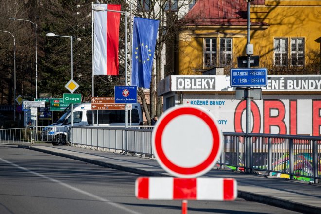 Lidé jezdí nakupovat do Polska, jak radil premiérův poradce. Celníkům se teď nelíbí, že toho vozí moc