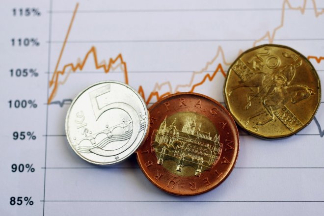 České koruně se vůči dolaru daří zpevňovat
