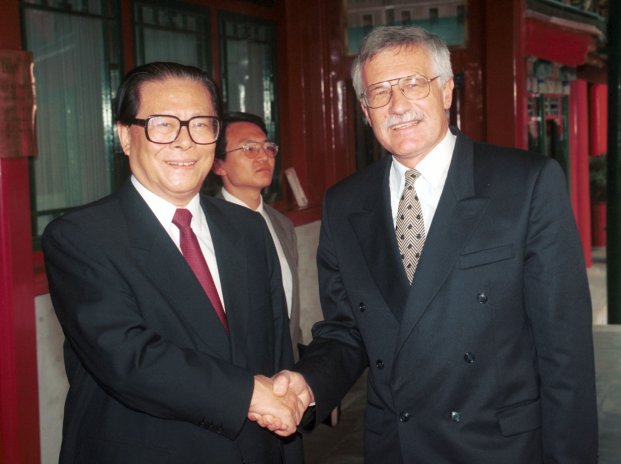 Ve věku 96 let 30. listopadu 2022 zemřel bývalý čínský prezident Ťiang Ce-min. V roce 1994 se v Pekingu setkal i s tehdejším českým premiérem Václavem Klausem.