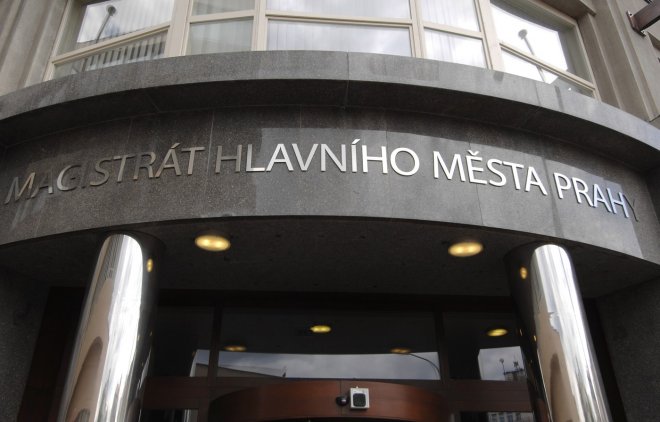 Korupční kauza na pražském magistrátu. Policie obvinila šest lidí a dvě firmy