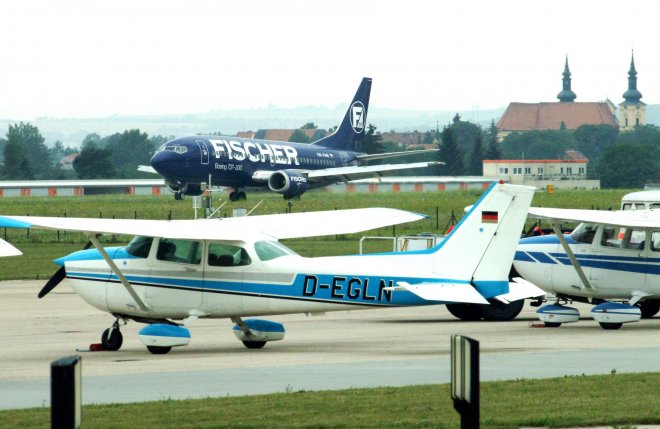 V reklamních materiálech údajně Fischer Air používala fotografie původní české společnosti Fischer Air, která působila v letech 1996 až 2005