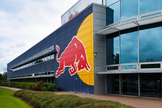 Sídlo a továrna F1 týmu Red Bull Racing nacházející se v Milton Keynes nedaleko Londýna.