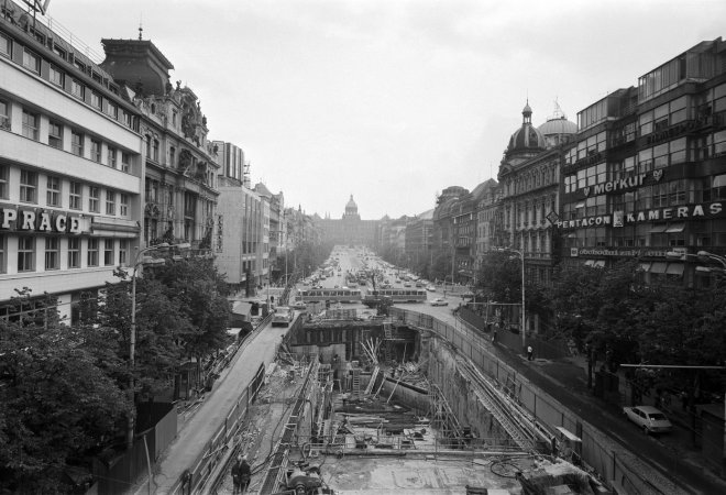 Stavba vestibulu stanice Můstek uprostřed Václavského náměstí, spojující trasu A a trasu B na snímku z 5. října 1976.