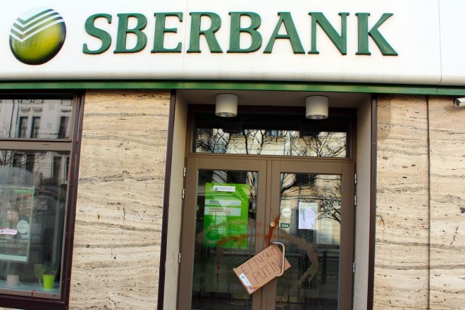 Uzavřená pobočka ruské banky Sberbank s barvou potřísněnými dveřmi a výlohami na Strossmayerově náměstí v Praze 26. února 2022.