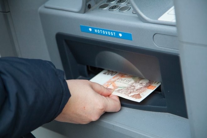 Čtvrtina Čechů stále odmítá platby kartou. Kteří to jsou a proč