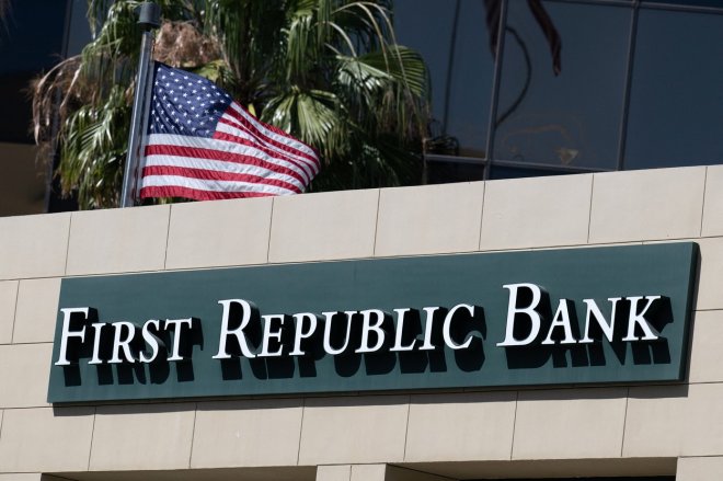 Průčelí pobočky americké First Republic Bank v Los Angeles