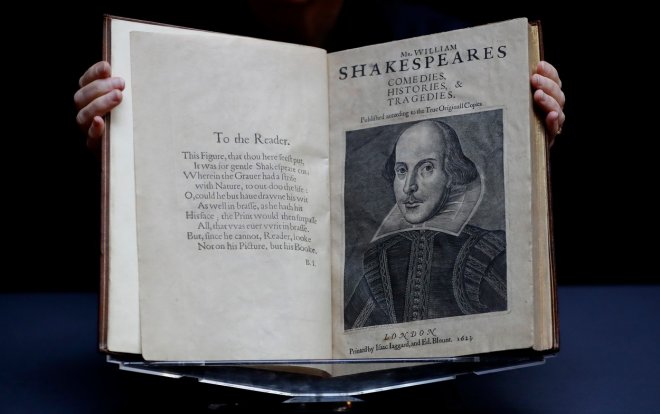 Londýnská akční síň Christie's příští týden vystaví šest vzácných výtisků původního vydání Prvního folia, tedy prvního souboru děl dramatika Williama Shakespeara. Aukční síň uvedla, že půjde o největší výstavu těchto tisků v Británii.