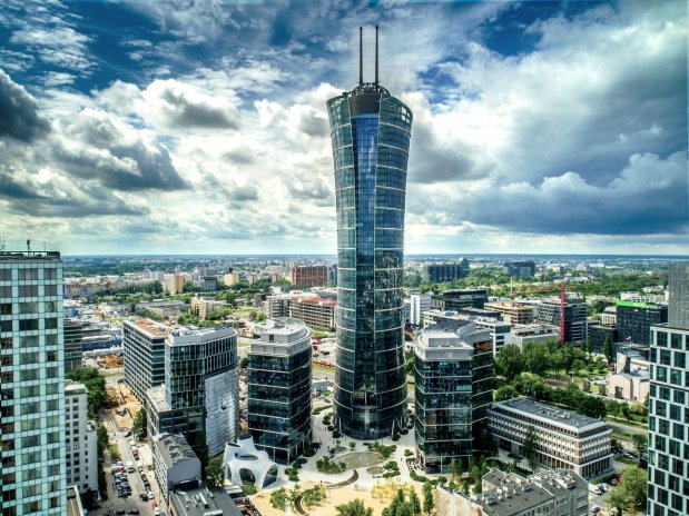Vítek se zbavuje další trofeje. Mrakodrap Spire ve Varšavě může vynést přes devět miliard