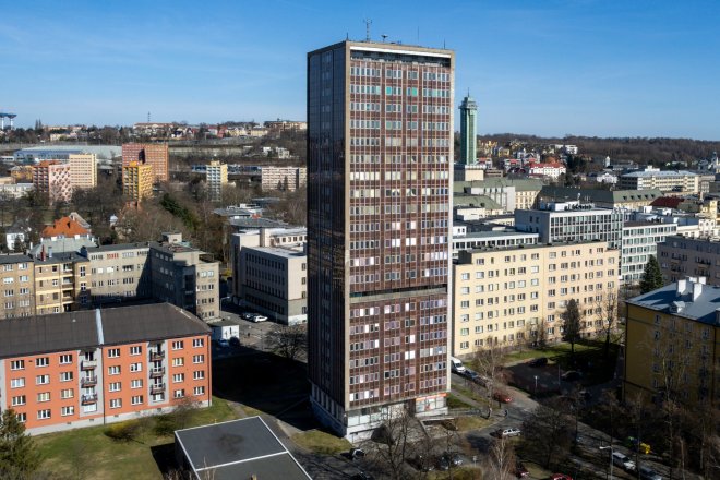 Ostravský mrakodrap v Ostrčilově ulici v Ostravě na snímku z 27. března 2022. Budova by měla být přeměněna na bytový dům podle návrhu renomovaného architektonického studia AI Design Evy Jiřičné a Petra Vágnera.