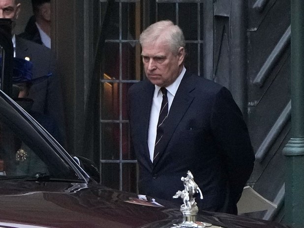 Král Karel III. definitivně odstřihl bratra. Andrew přišel o titul prince i střechu nad hlavou