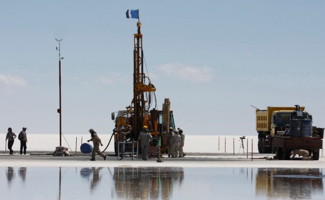 Těžba lithia v solné poušti Salar de Uyuni na jihu Bolívie.