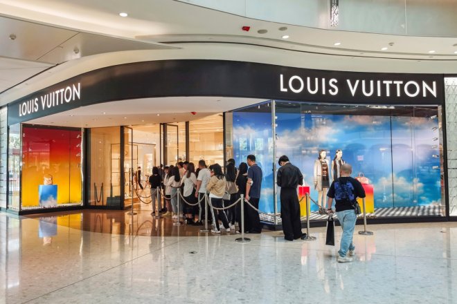 Lidé před obchodem Louis Vuitton v Šanghaji