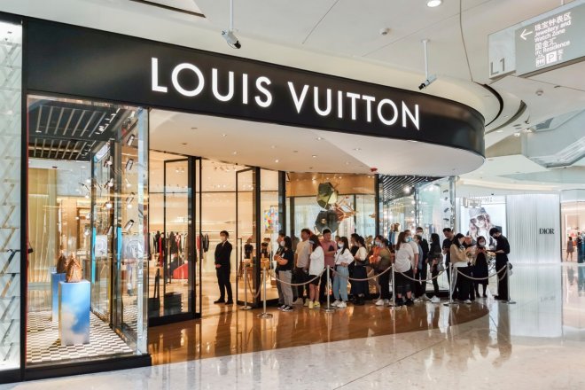 Lidé před obchodem Louis Vuitton