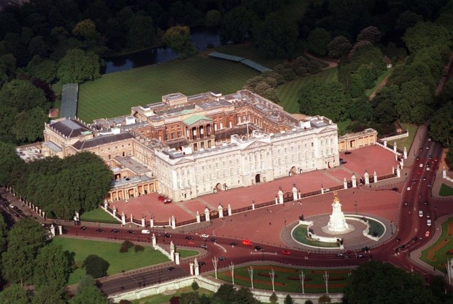 Letecký pohled na Buckinghamský palác v roce 1999.