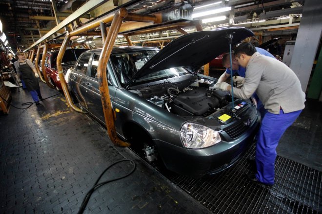 Tvrdý dopad západních sankcí. Automobilový trh v Rusku se propadl na polovinu oproti době před invazí. (na snímku výroba ruského automobilu Lada Priora).