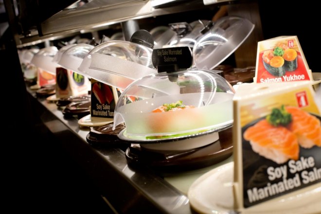 Sushi na pásech v restauracích, nazývaných kaitenzushi.