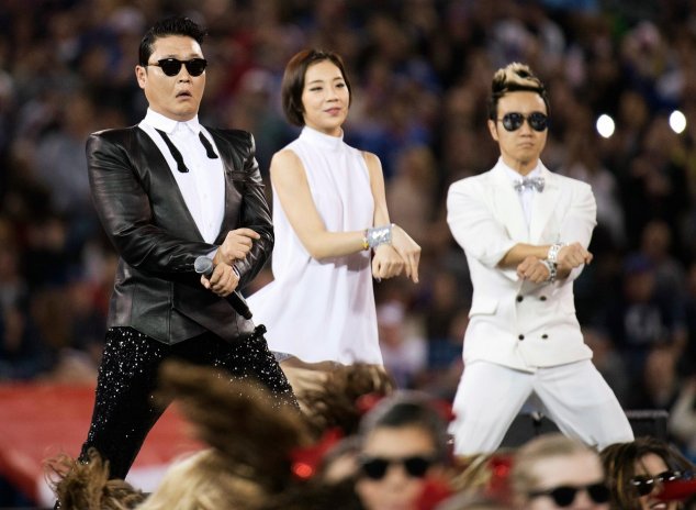 Jihokorejský zpěvák PSY se svým hitem Gangnam Style vystoupil i v poločasové přestávce utkání americké NFL mezi Buffalo Bills a Seattle Seahawks 16. prosince 2012.