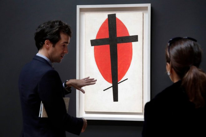 Obraz Kazimira Maleviče s názvem Mystic Suprematism (Black Cross on Red Oval) vystavený v roce 2015 v aukční síni Sotheby´s v New Yorku. Odhadovaná prodejní cena tehdy činila 45 milionů dolarů (téměř miliardu korun)