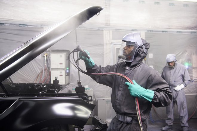 Kyberútok na automobilku Jaguar Land Rover připravil britskou ekonomiku o 53 miliard korun