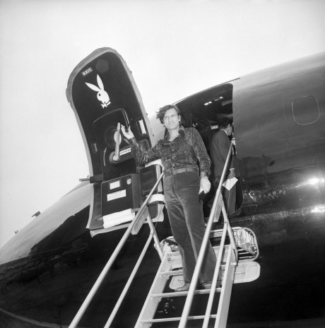 Zakladatel časopisu Playboy Hugh Hefner před ikonickým firemním letadlem na archivním snímku z roku 1971.
