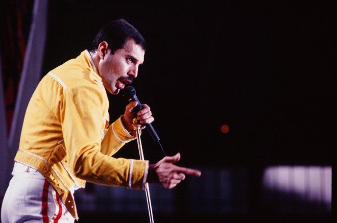 Freddie Mercury na snímku z léta 1986 na koncertě v Kolíně nad Rýnem. Nyní jeho osobní věci půjdou do aukce.