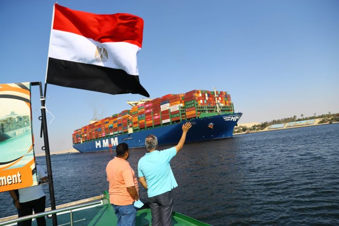 kontejnerová loď proplouvá Suezským průplavem