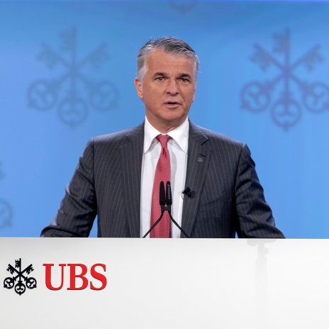 Do čela největší švýcarské banky UBS Group se vrací bývalý ředitel Sergio Ermotti (62), aby řídil rozsáhlé převzetí banky Credit Suisse. Ermotti byl šéfem UBS již v letech 2011 až 2020.