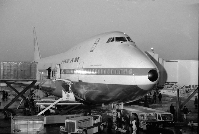 Boeing 747 přezdívaný Jumbo-Jet nebo Královna nebes při přípravě k jednomu ze svých prvních letů, a to z newyorského letiště J. F. Kennedyho v lednu 1970.