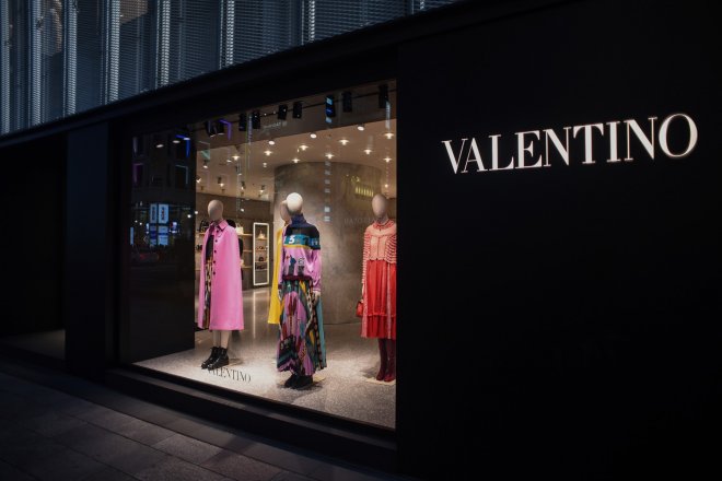 Majitel Gucci rozšiřuje impérium luxusu o podíl v módní značce Valentino