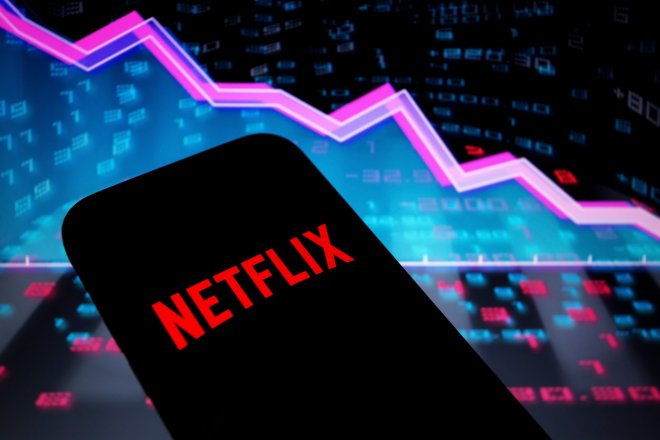 Netflix vytáhl do boje proti sdílením účtů. A nyní raději snižuje ceny předplatného v Evropě