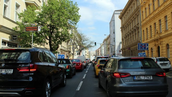 Dopravní zácpy v Praze jsou dílem příčinou nedostupného bydlení v metropoli