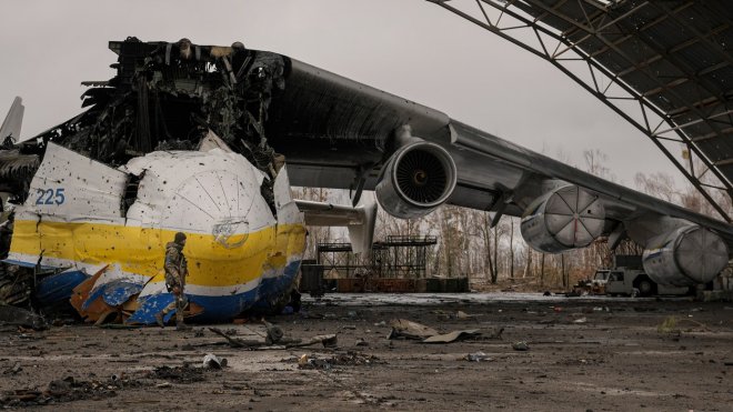 Trosky kdysi největšího dopravního letadla na světě Antonov An-225 Mrija na ukrajinském letišti Hostomel. Zničila ho ruská armáda hned po začátku invaze na Ukrajinu.