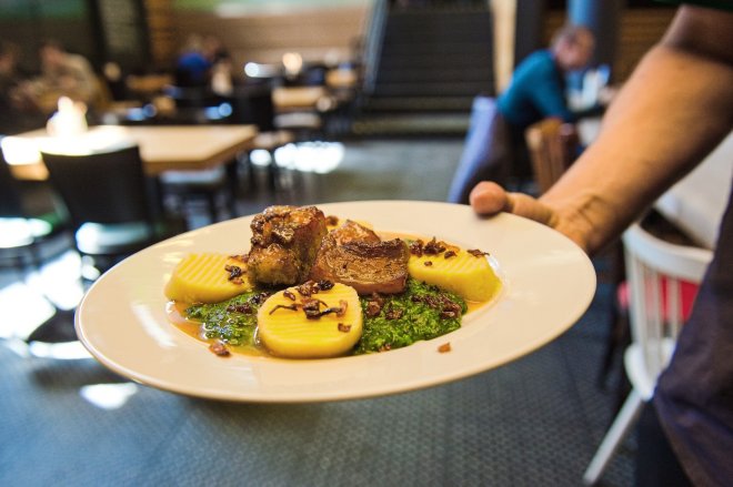 Ceny poledních menu se uklidnily. Češi ale mění návyky