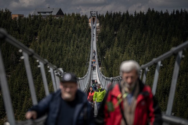 Za první rok provozu přešlo po nejdelším visutém mostě pro pěší na světě v horském resortu Dolní Morava na Orlickoústecku asi 290.000 lidí.