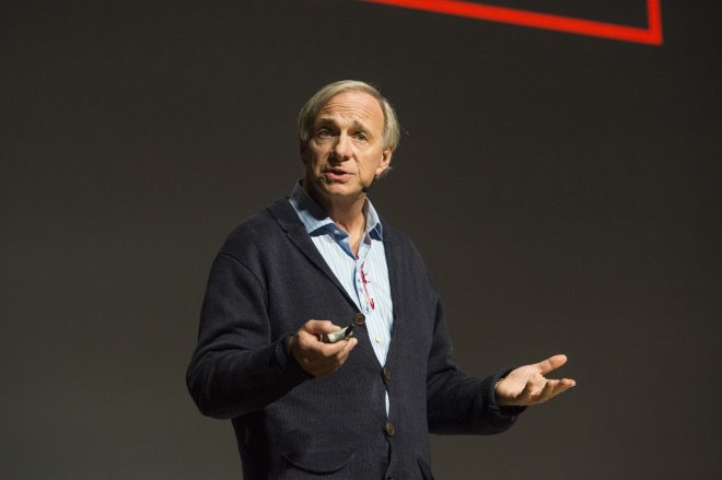 Akcioví investoři se opájejí zisky. Je to past, varuje miliardář Ray Dalio