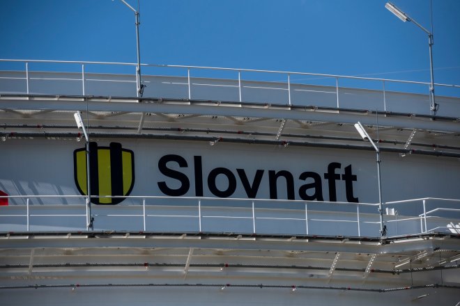 Slovenští poslanci schválili vyšší daň pro Slovnaft a spol.