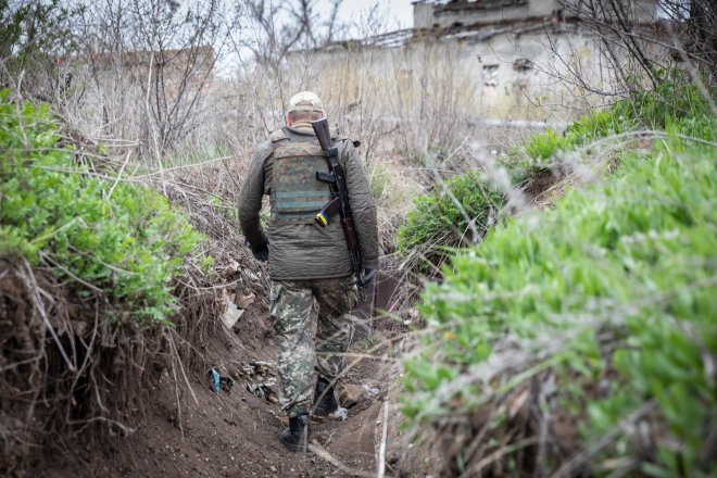 Ukrajinský voják kráčí zákopem na válečné linii bojů na východní Ukrajině