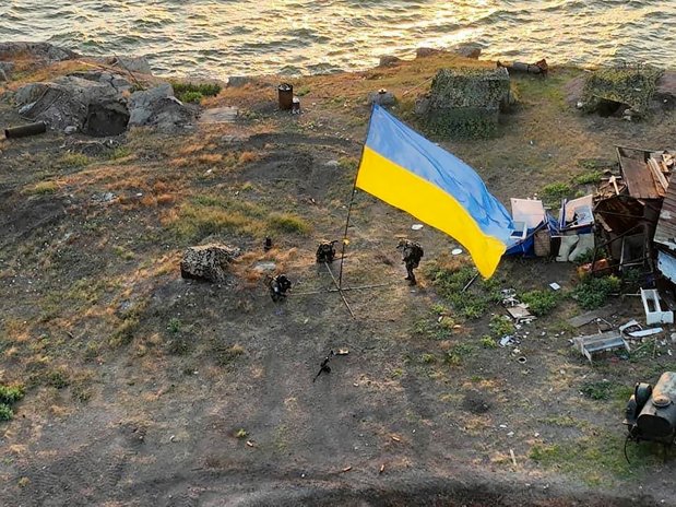 Ukrajinská vlajka na Hadím ostrově