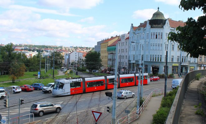 Věčný boj v Praze: Turisté versus tramvajáci. Řešení je přitom snadné