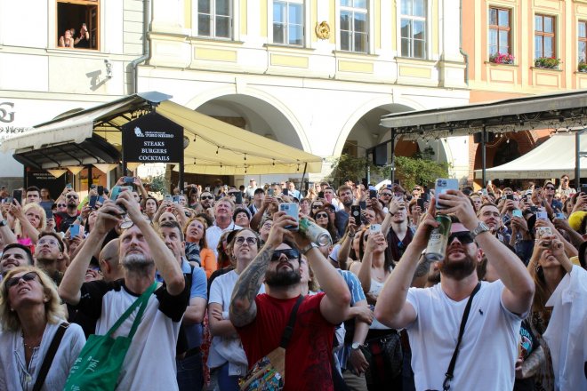 Konec datového půstu. Čechům výrazně zlevňuje internet v mobilu