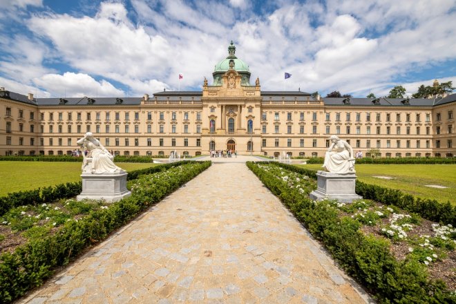 Strakova akademie, sídlo vlády ČR